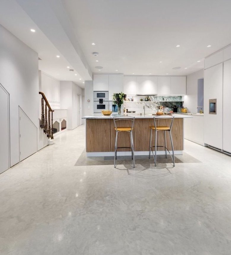 Современная кухня с бетонным полом