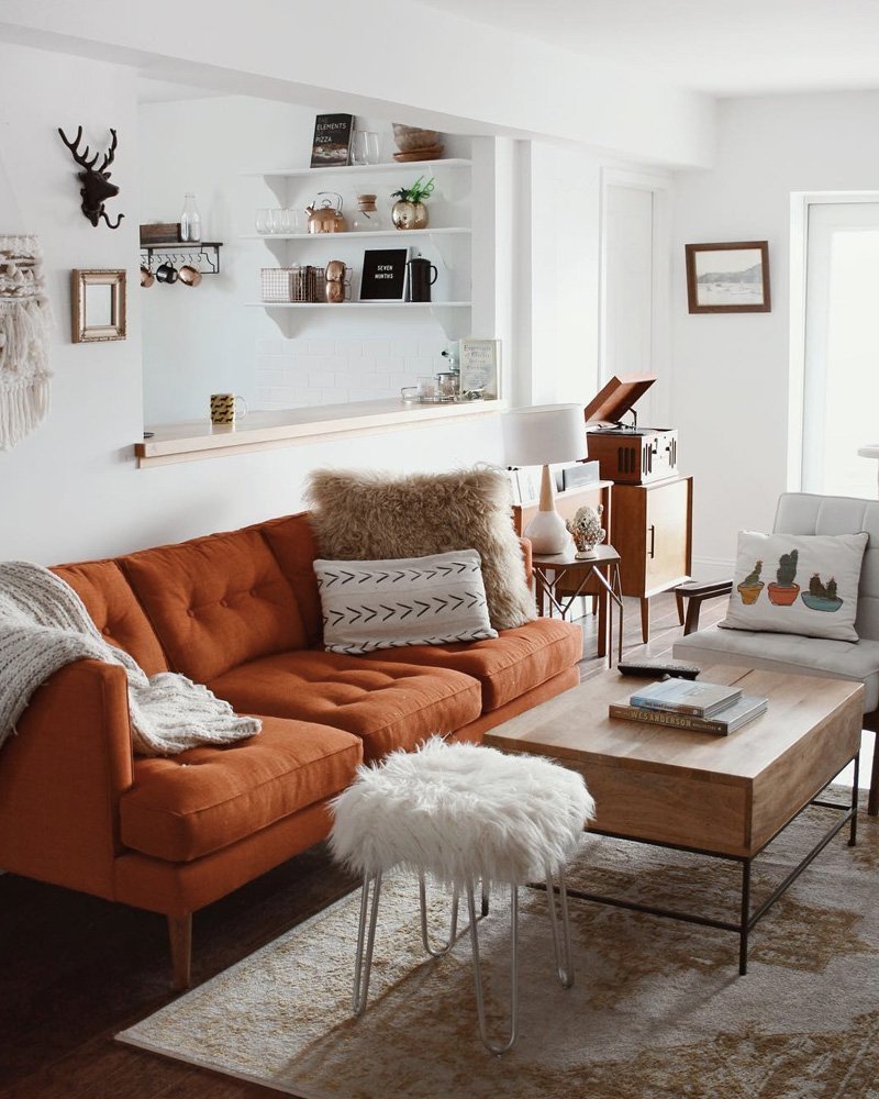 Скандинавский стиль с оранжевым диваном