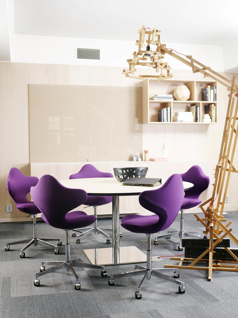 Фиолетовый интерьер офиса