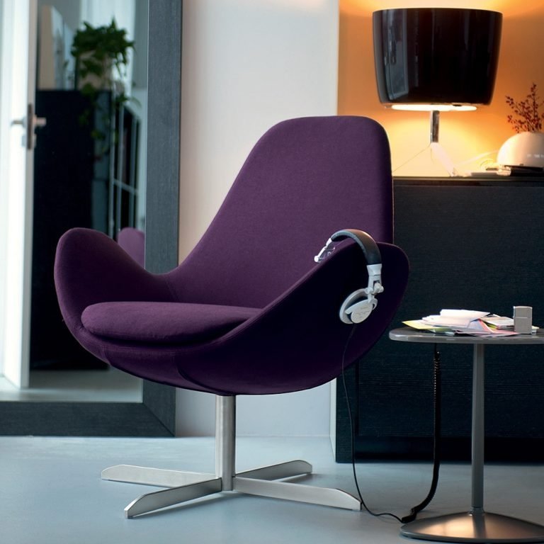 Фиолетовое кресло с потайной полкой