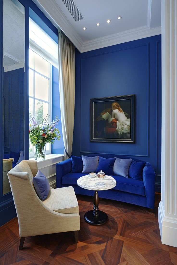 Зал в скандинавском стиле с синим диваном