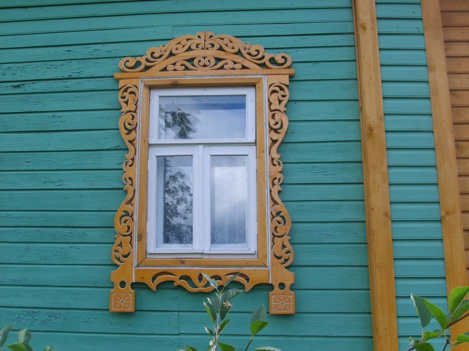 Прорезные наличники на окна в деревянном доме