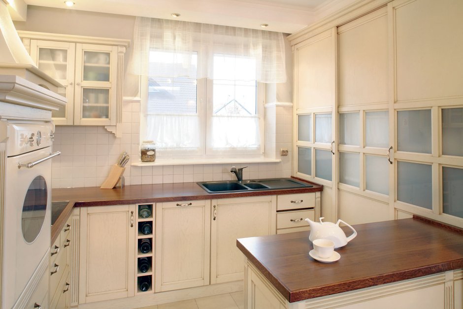 Кухонные гарнитуры с окном в частном доме