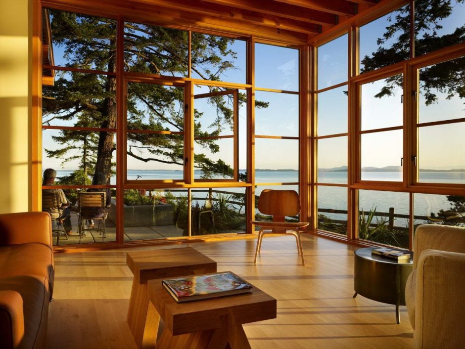 Деревянный домик с панорамными окнами