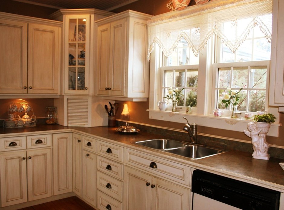 Дизайнерское решение классической угловой кухни с окном