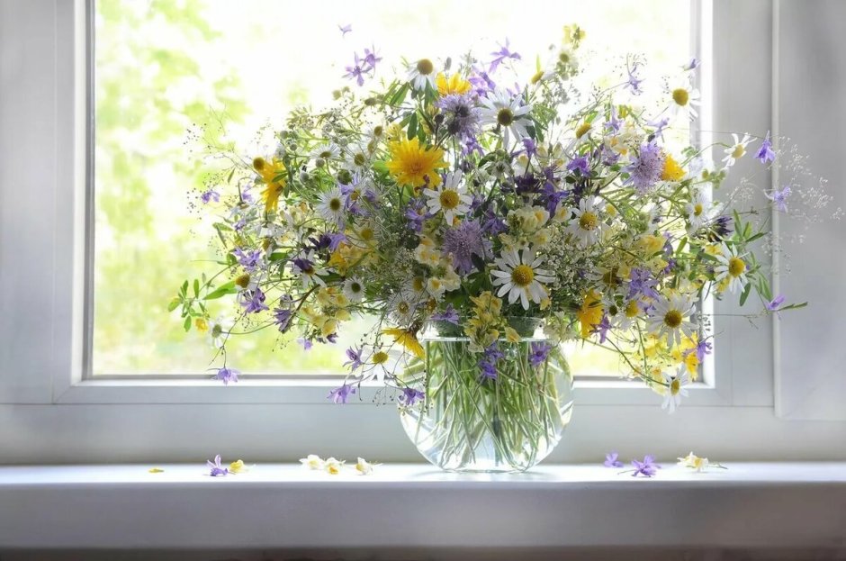 Букет цветов на окне