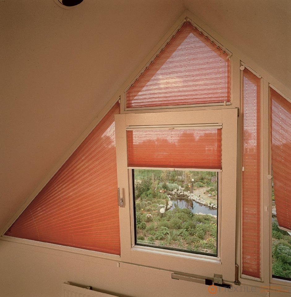 Рулонные шторы на треугольные окна
