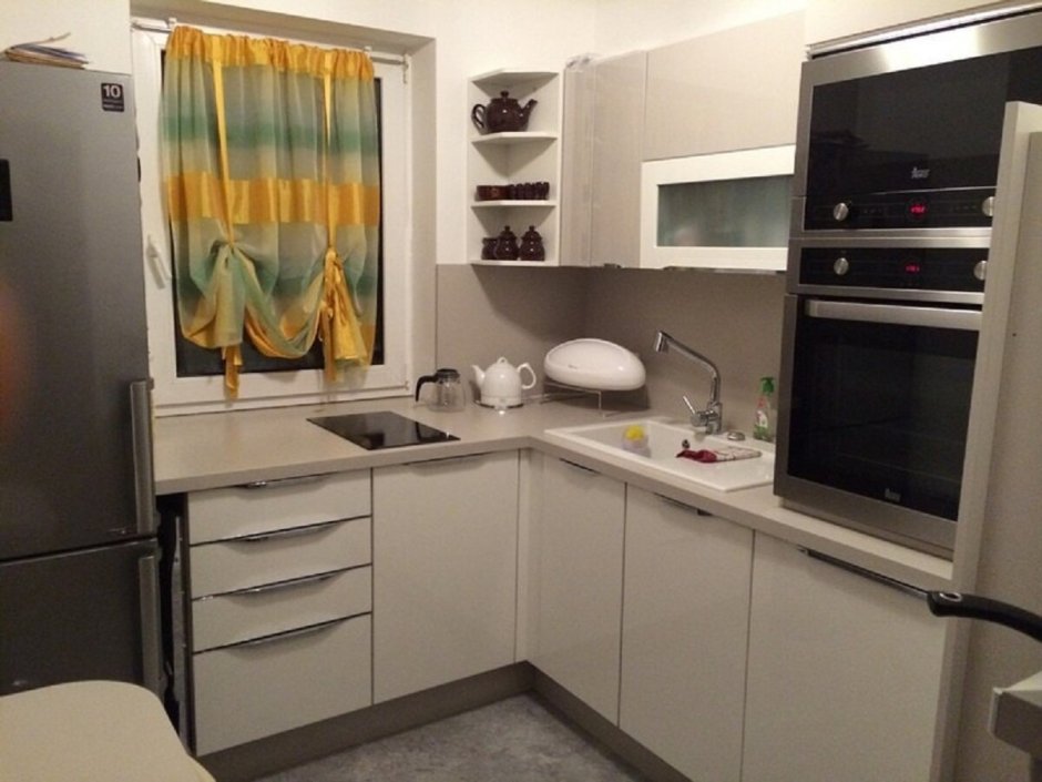 Интерьер 6 метровой кухни с холодильником