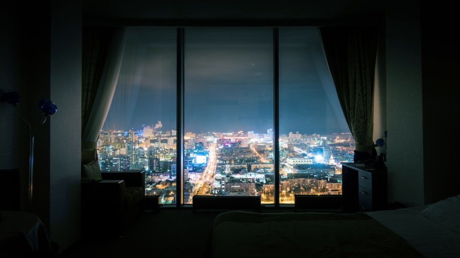 Комната с видом на ночной город