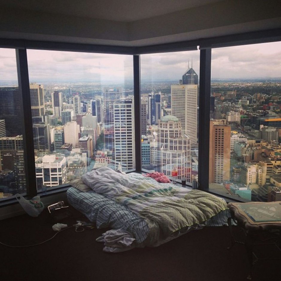 Спальня с видом на город