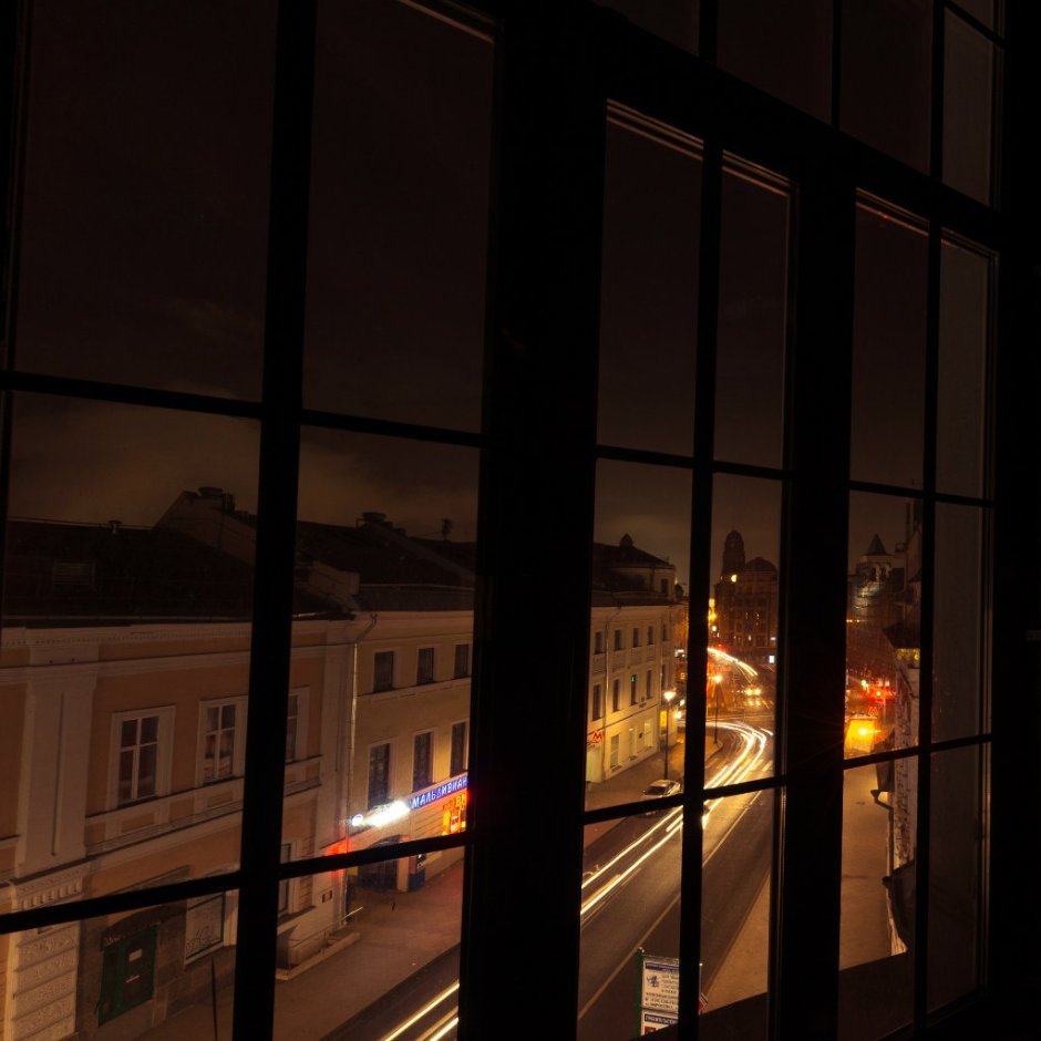Ночной вид из окна кафе