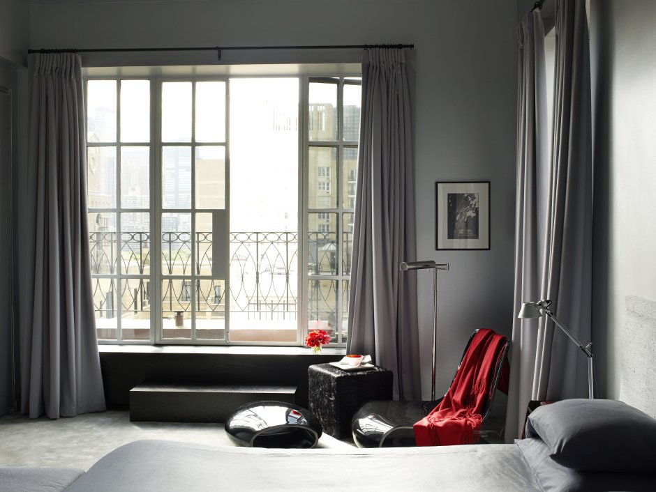 Минималистичная гостиная с панорамными окнами