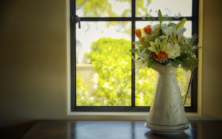 Букет цветов на фоне окна