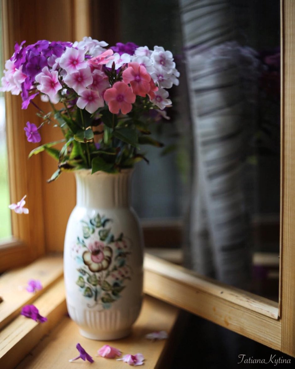 Букет цветов в вазе на окне