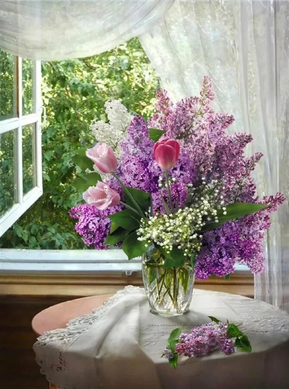 Цветы в вазе в интерьере