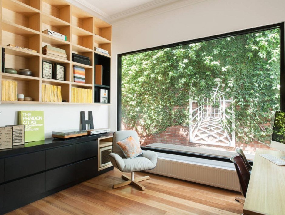 Интерьер кабинета в квартире с панорамными окнами