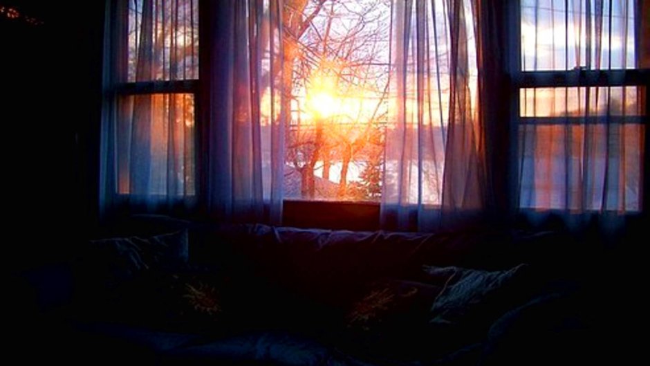 Солнечное окно в комнате