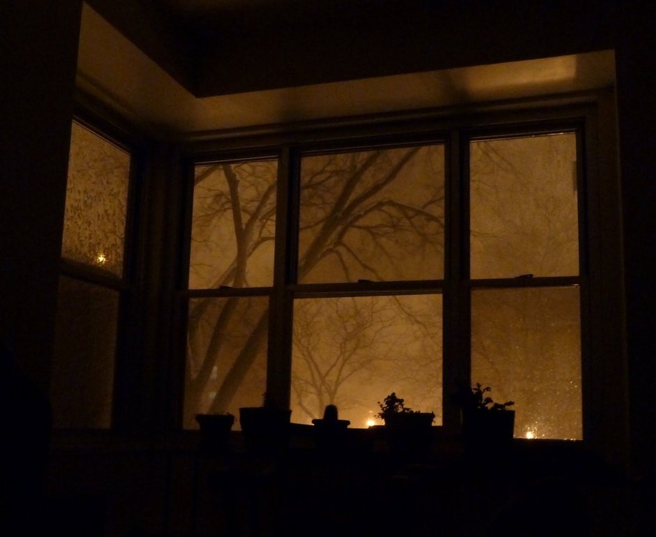 Ночное окно в комнате