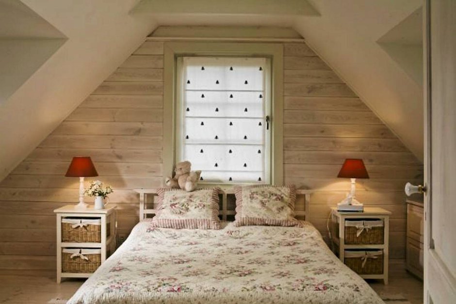 Маленькая спальня на мансарде деревянная