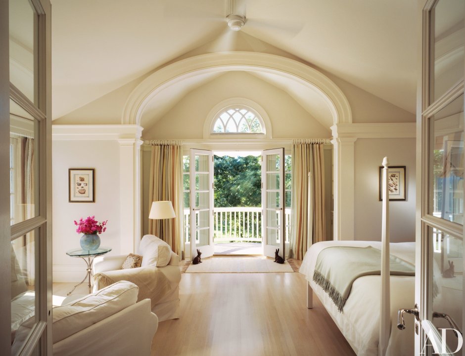 Спальня с арочным окном