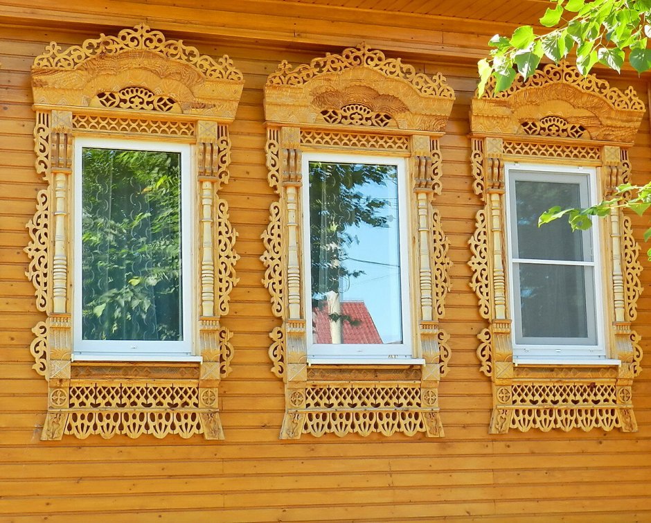 Декоративные наличники на окна из дерева