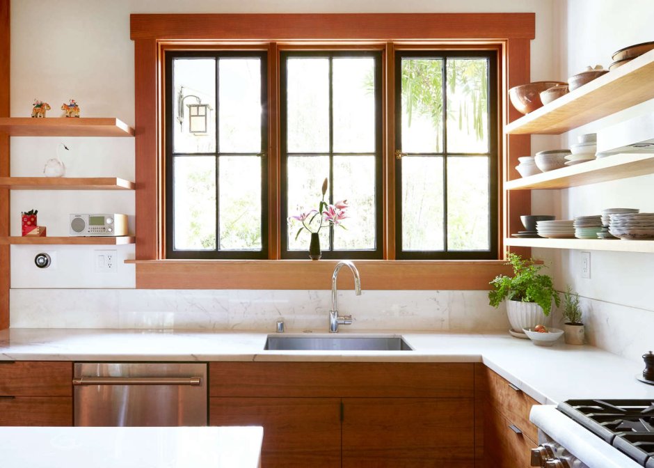 Кухонная мебель с мойкой у окна и уголком