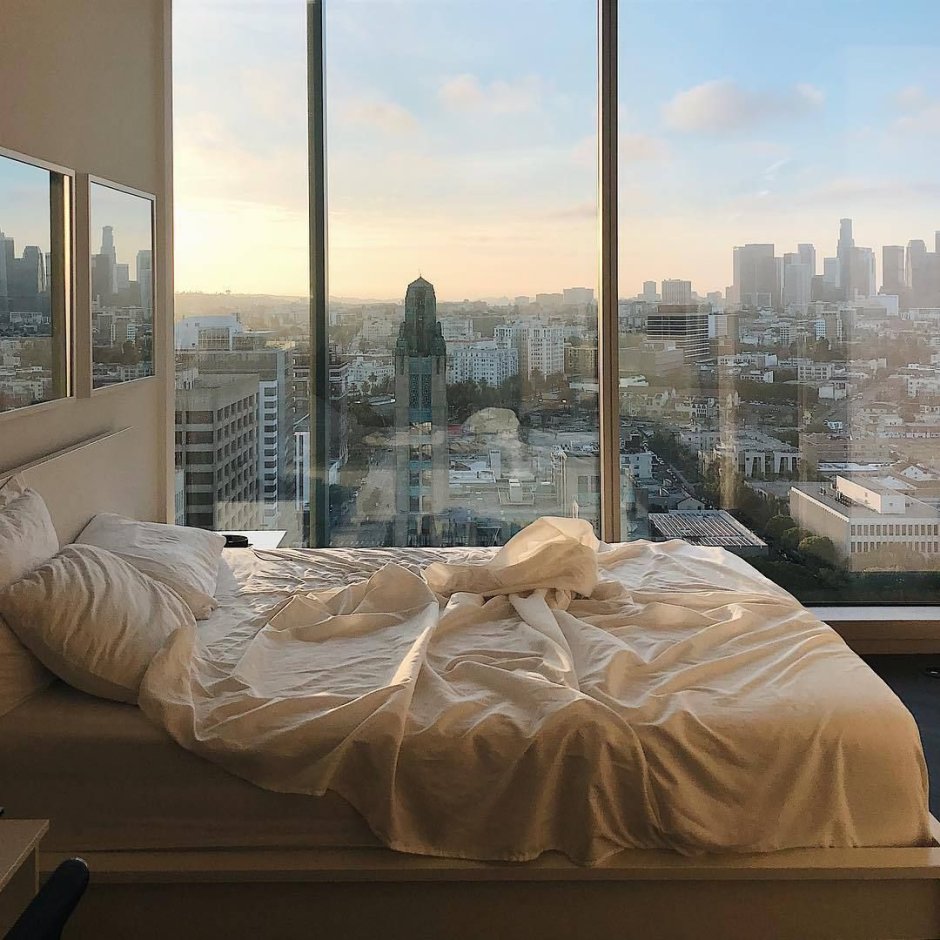 Спальня с видом на город