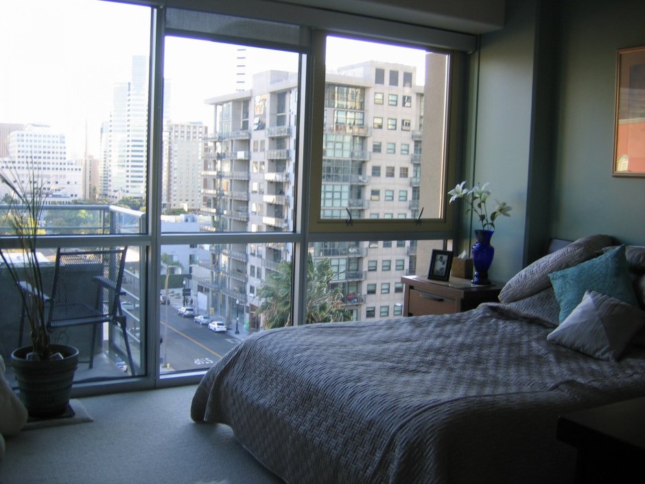 Кровать у панорамного окна