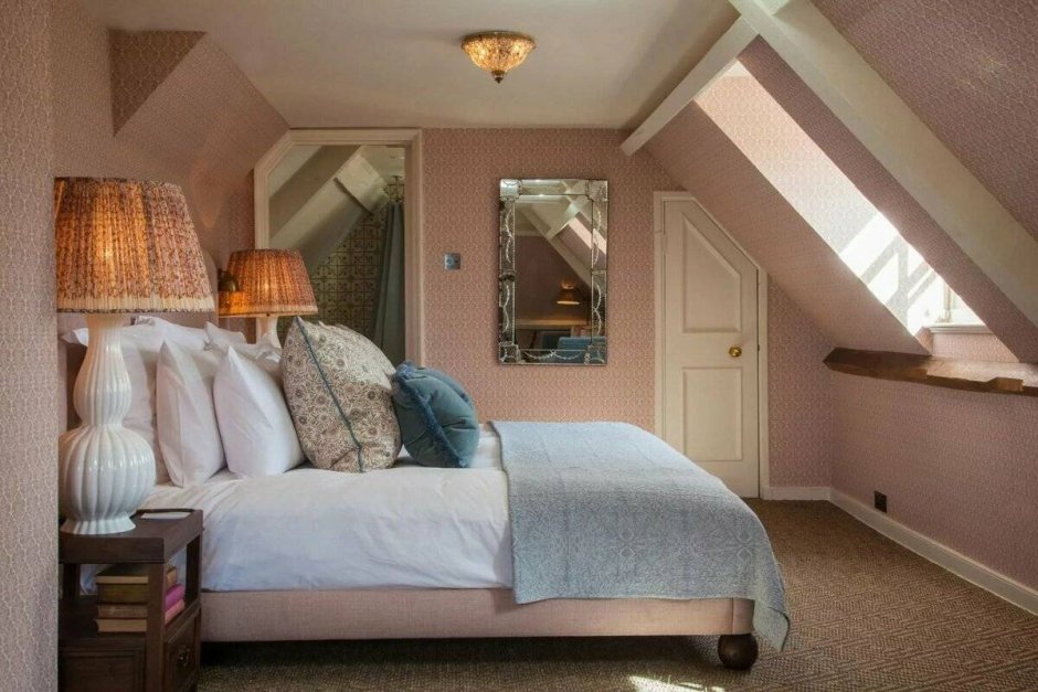 Спальня в доме с мансардной крышей
