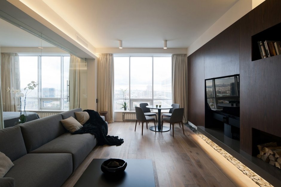 Гостиная с панорамными окнами в квартире