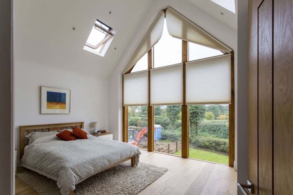 Спальня с треугольным окном