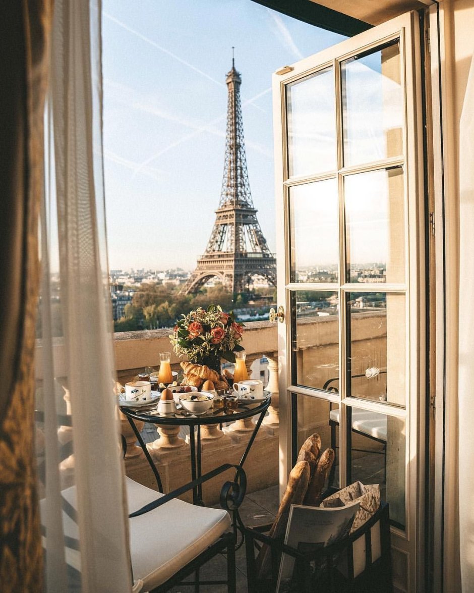 Отель Париж и Эйфелева башня.