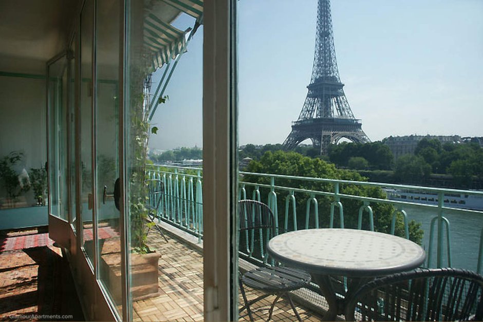 Балкон в Париже с видом на Эйфелеву башню