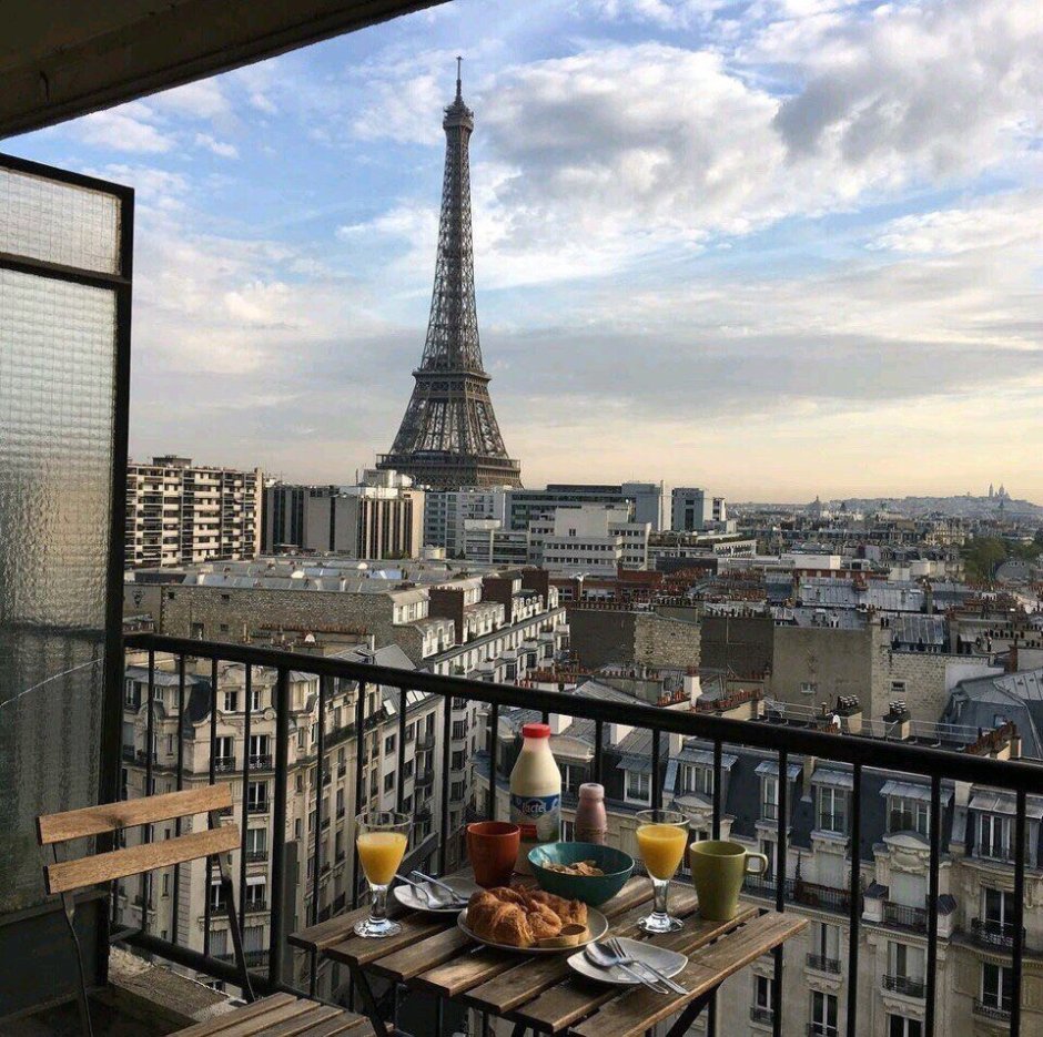 Крыши Парижа вид на башню