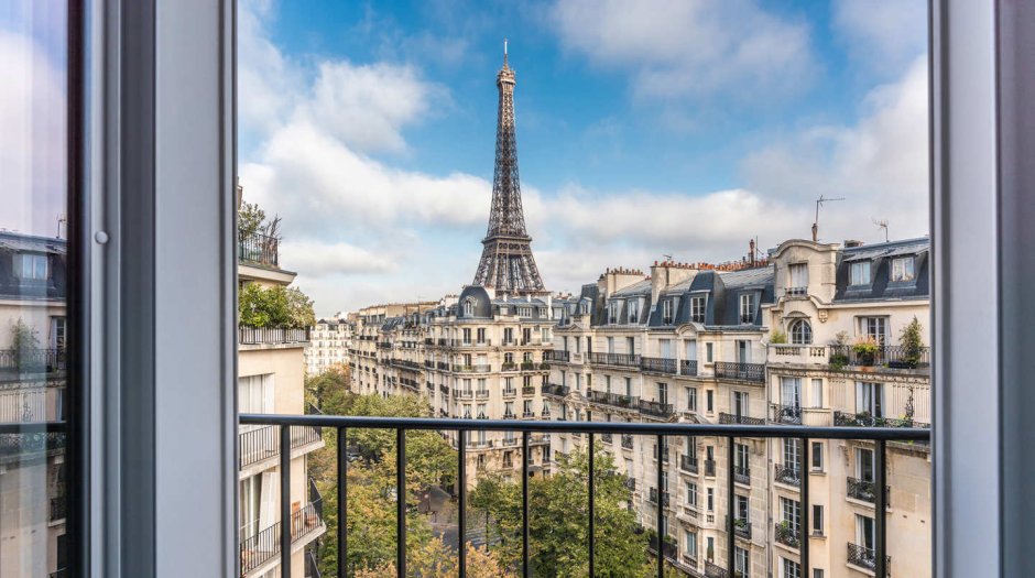 Улицы Парижа с видом на Эйфелеву башню