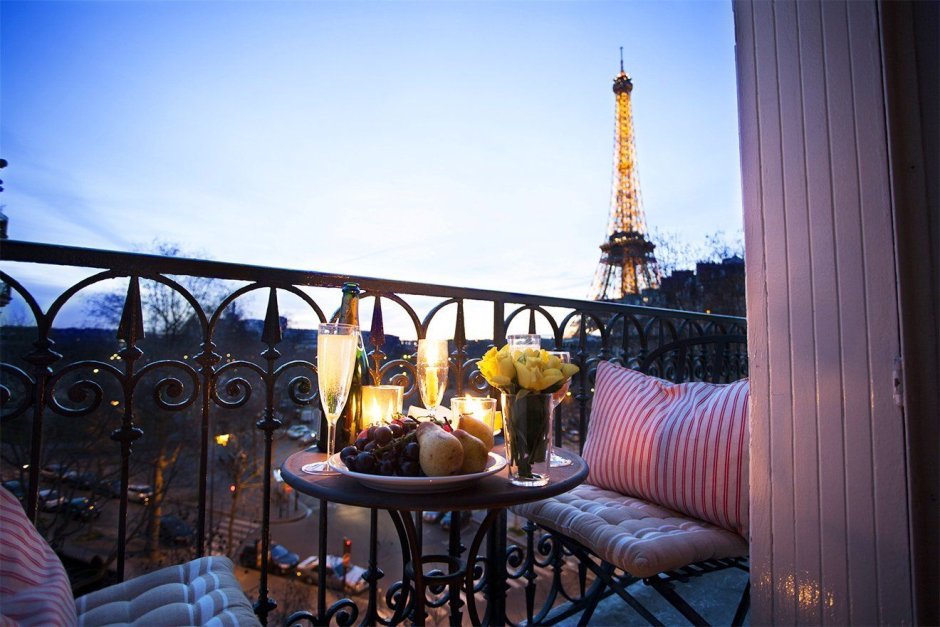 Кафе в Париже с видом на Эйфелеву башню