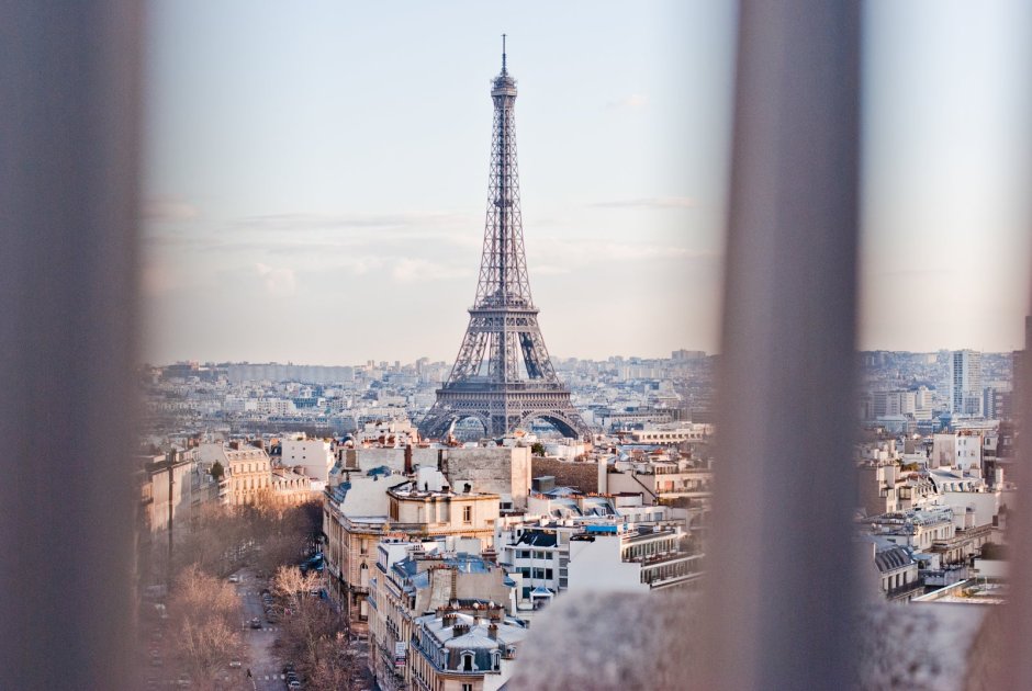 Вид из окна на Эйфелеву башню