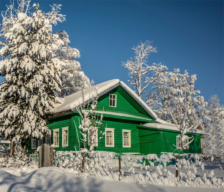 Зимний деревенский домик