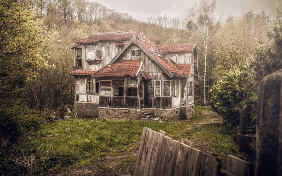 Старый заброшенный серый деревенский дом