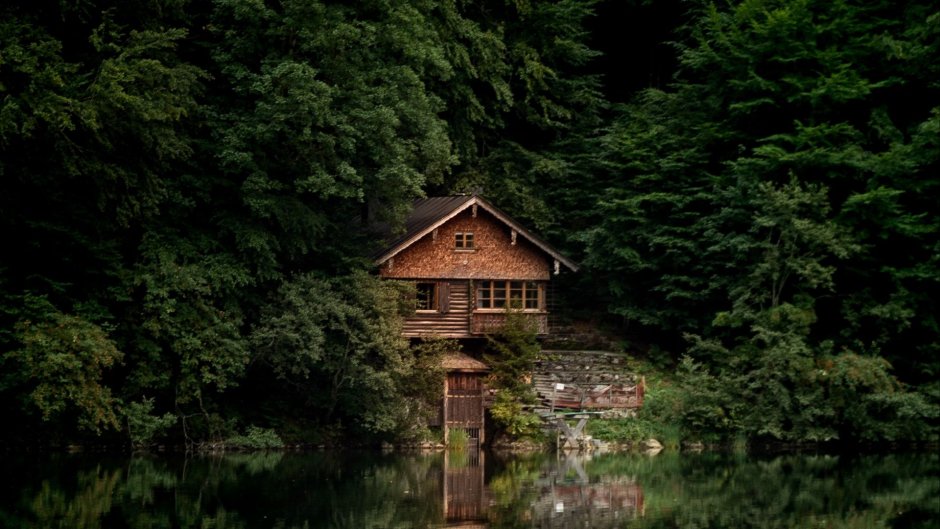 Мрачный дом у озера