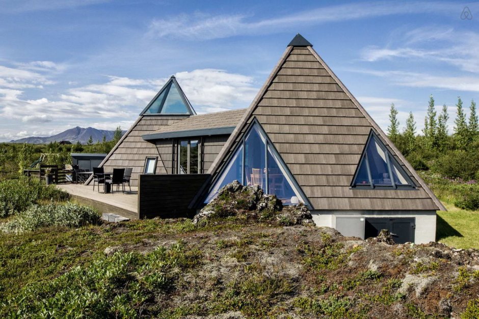 Дом пирамида в Исландии
