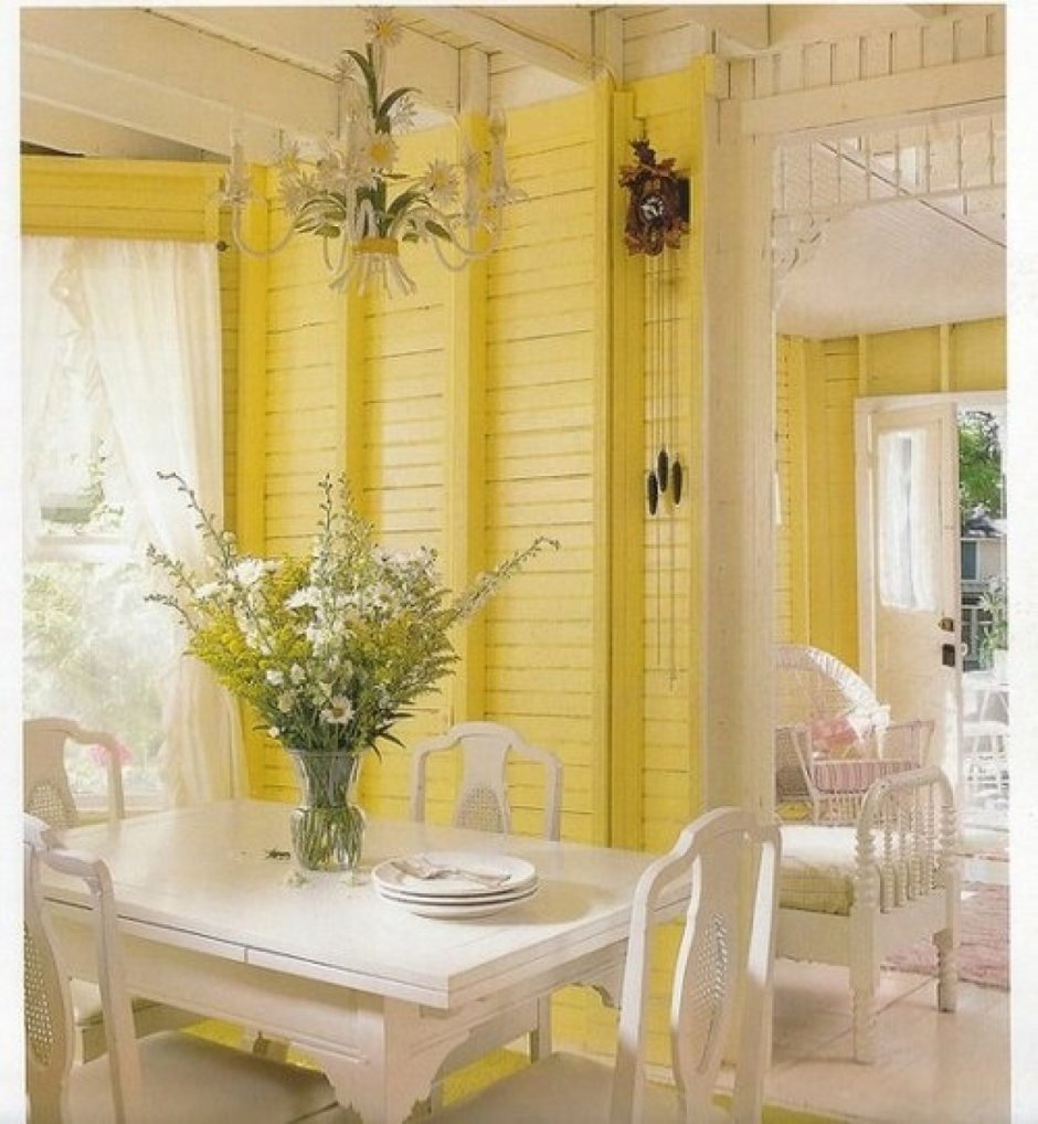Загородный дом желтого цвета