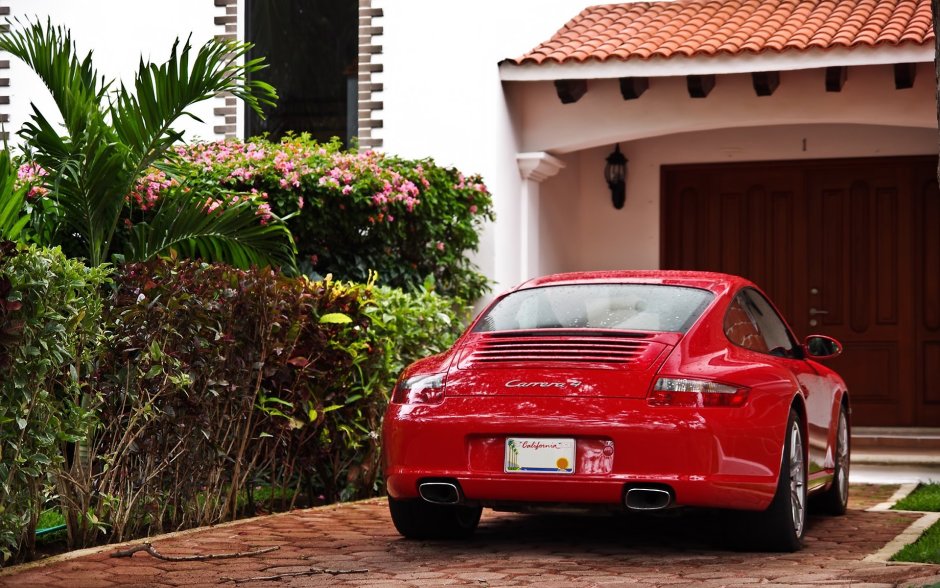 Porsche 911 у дома