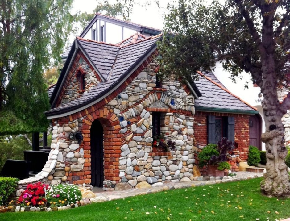 Небольшой каменный дом