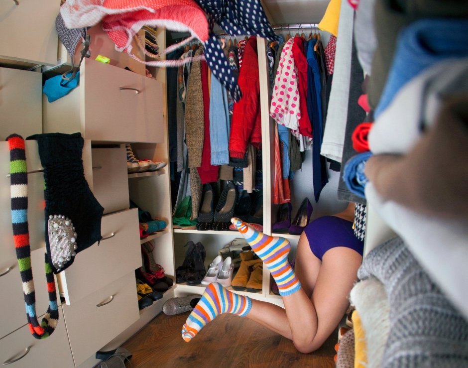 Беспорядок в шкафу с одеждой
