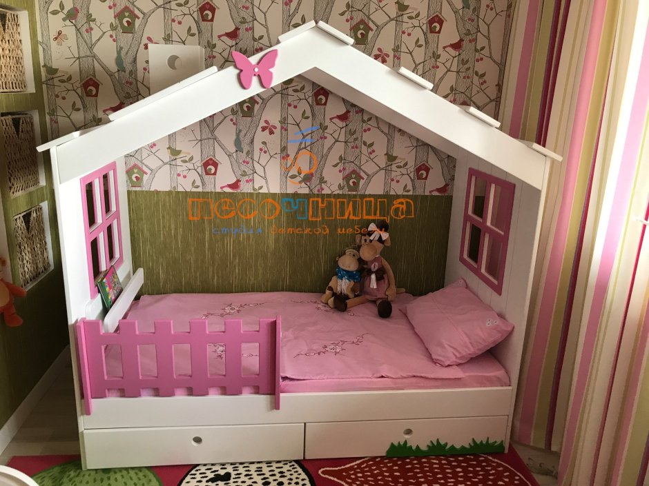 Кровать домик с полочками для девочки