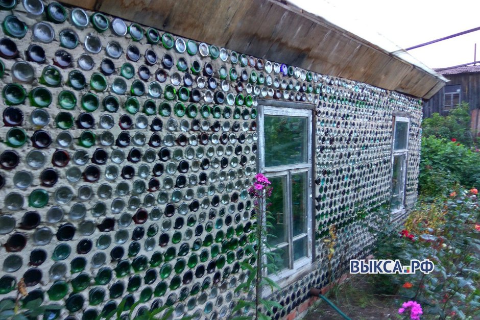 Дом Владимира Сысы из стеклянных бутылок