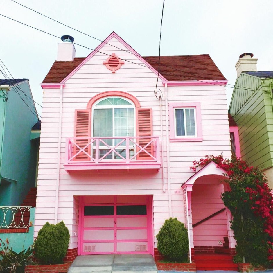 Яркие цвета фасадов домов