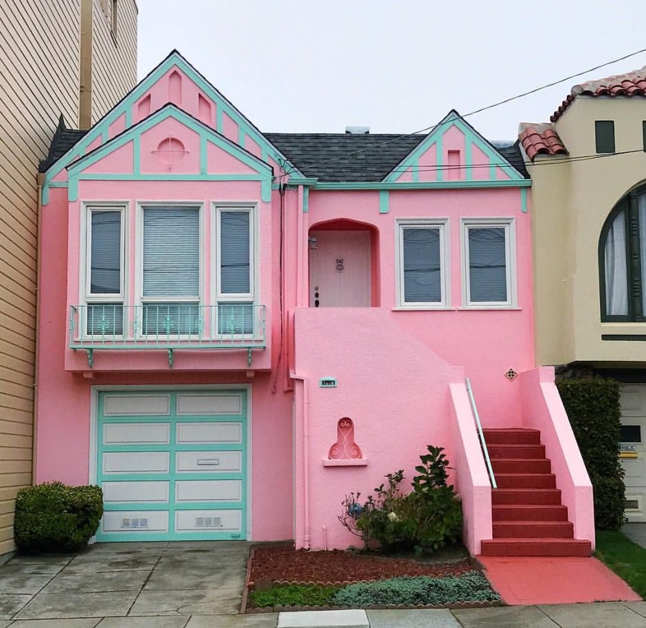 Дом розового цвета