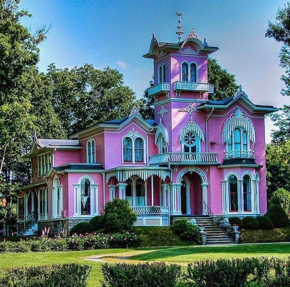 Красивый розовый дом